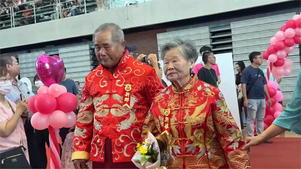 銀髮佳偶牽手走紅毯 慈善基金會邀全台110對夫妻再辦婚禮