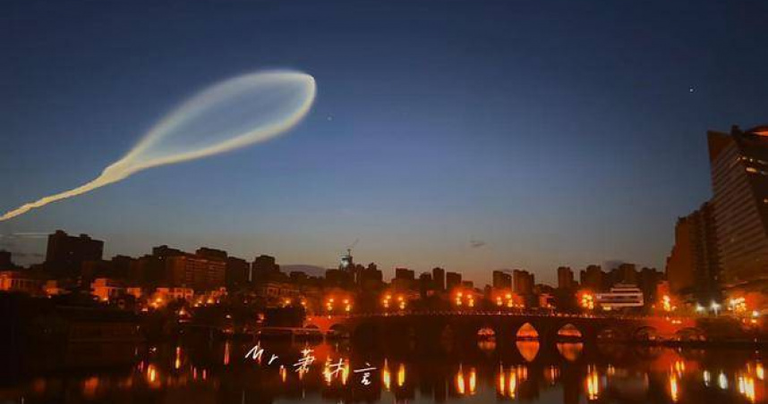 中國天空驚見「白色長條狀巨物」!網嚇:「是不是UFO?」官方解答了