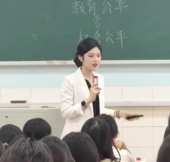 31歲女師顏值太猛「課堂模樣」流出暴紅！驚人背景曝…釣本尊神回1句網驚：格局拉滿