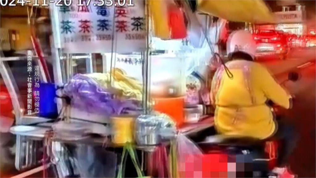 婦人打烊收攤「騎車拉攤車」畫面曝! 網嚇壞:好危險