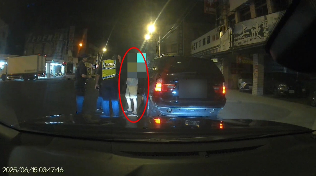 快新聞/滯留路口不服取締!花蓮駕駛失控吼警、搶駕照全都錄