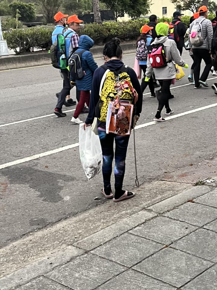 跟走白沙屯「香客一路噴菸蒂」!正妹香燈腳不忍了「做1事」網讚翻:功德無量