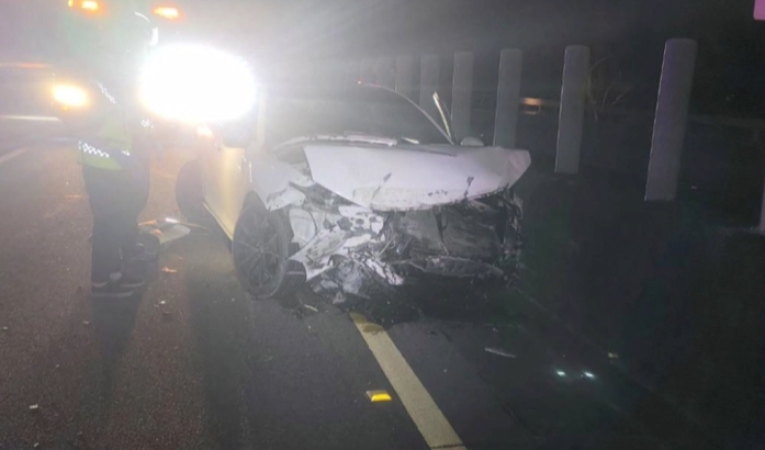 國道出現白衣男穿越車道 駕駛嚇到急閃