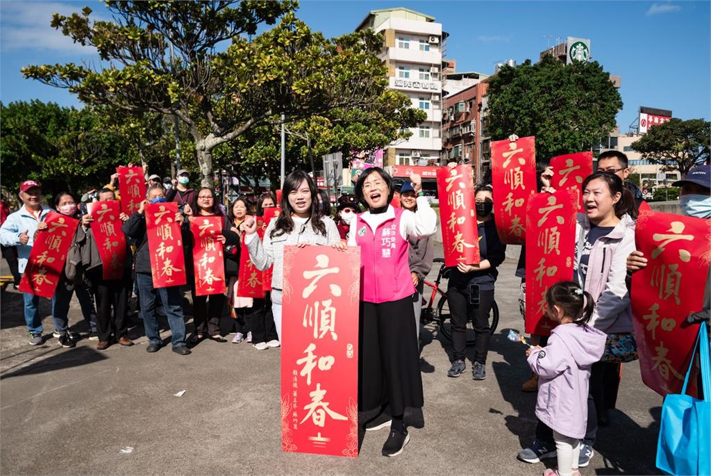 快新聞/20分內領光!淡水發總統聯名春聯 蘇巧慧被問「暖身選新北」這樣回