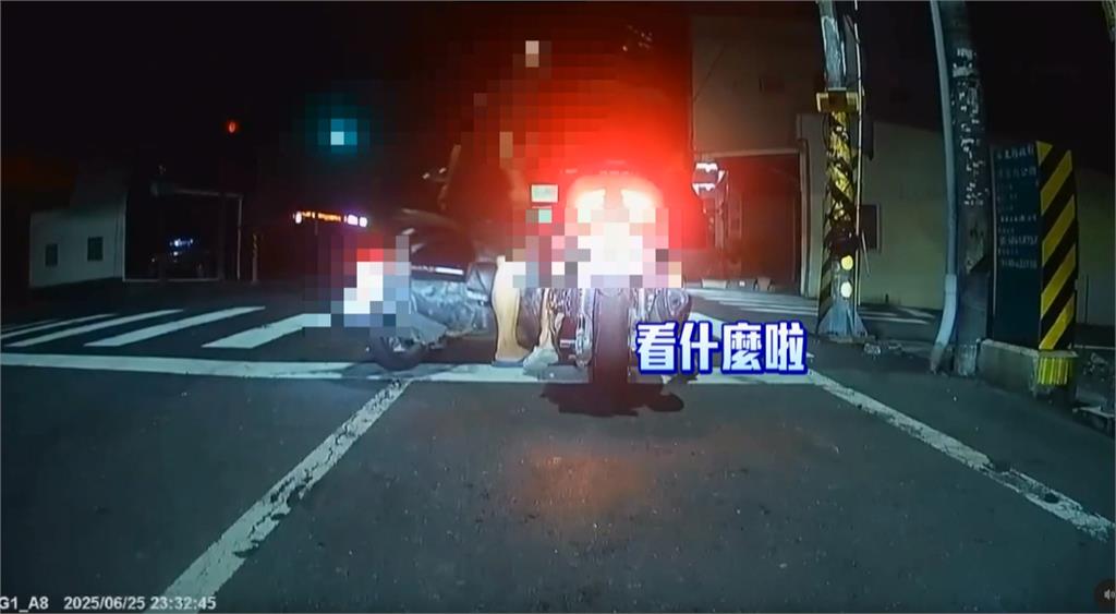 疑不滿被看一眼！男子當街攔車　持安全帽毆打騎士