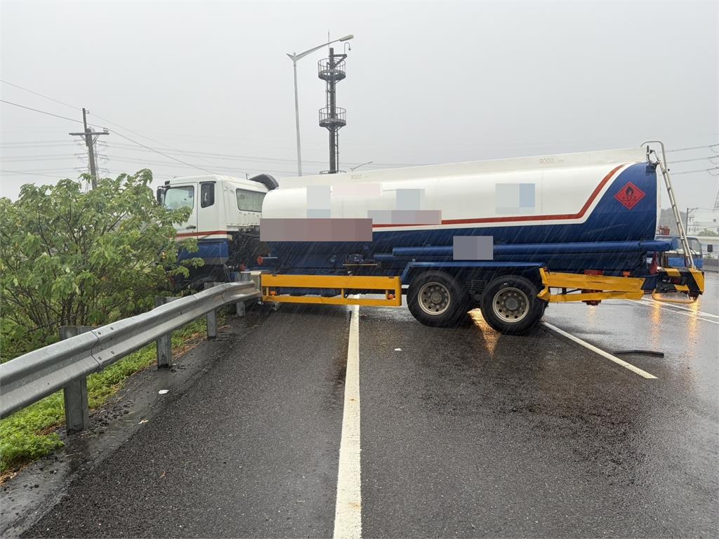 國2桃園大竹段塞爆! 油罐車撞護欄側翻連占三車道