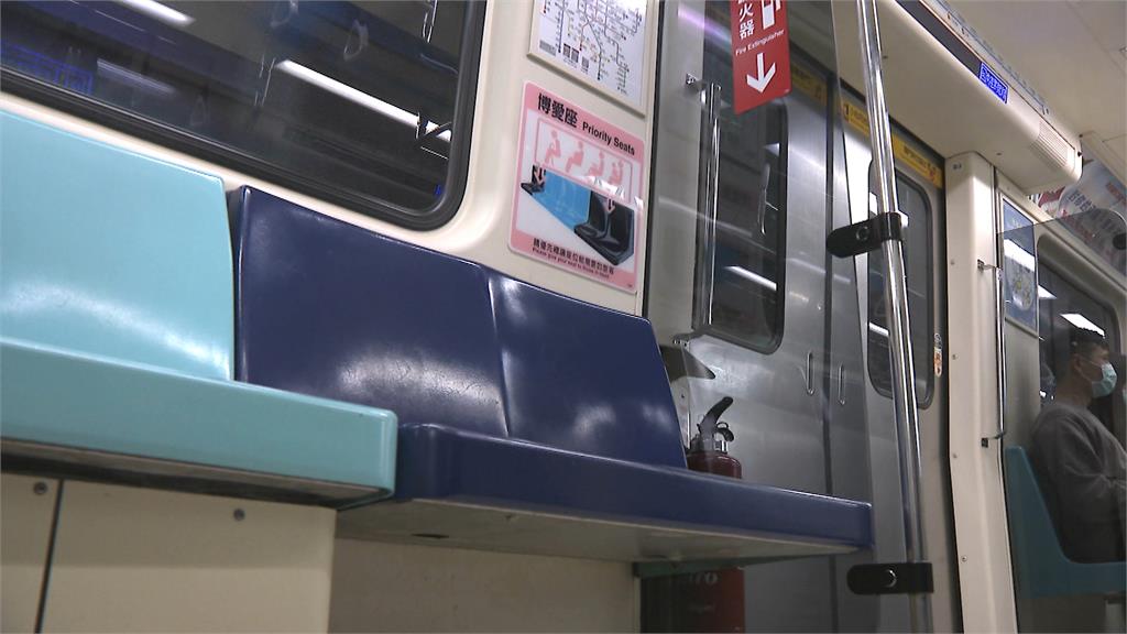 男子搭捷運靠門邊站！他怒拍照公審「自私文盲」：怎不去當警衛？被全網罵爆