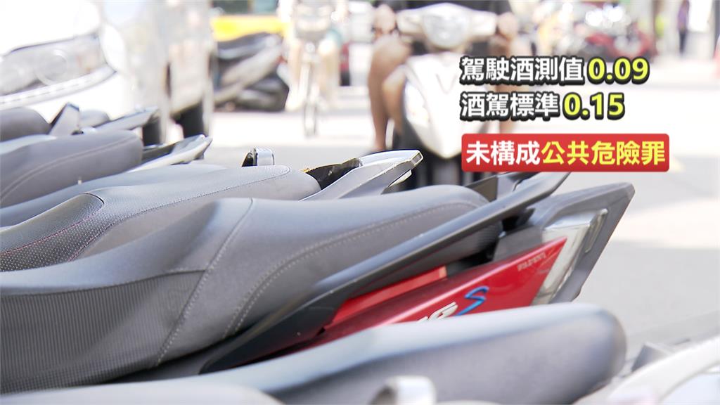 失控撞毀路邊9輛機車 新北肇事駕駛稱要撿手機