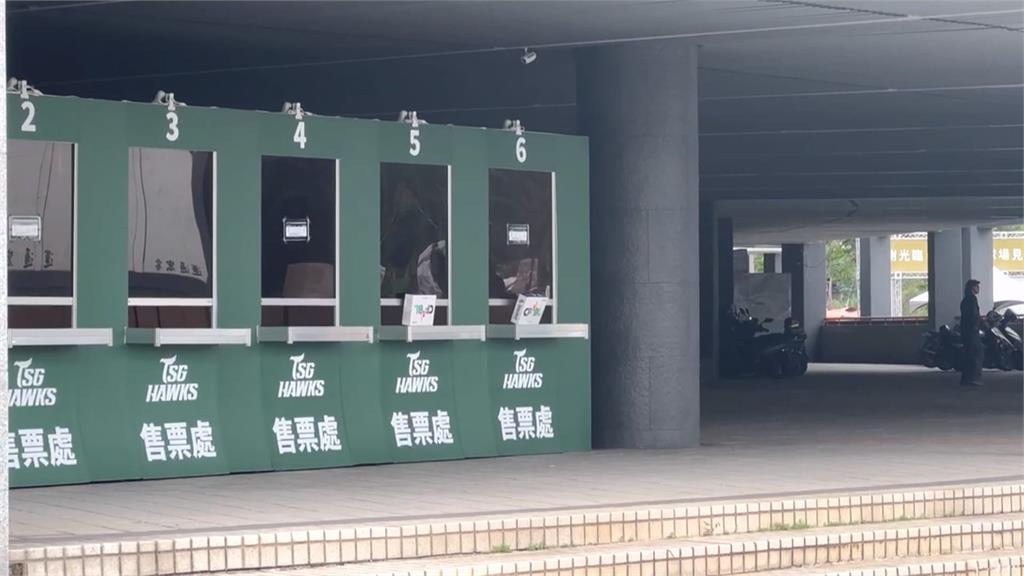 中信兄弟、台鋼雄鷹對壘推「暢飲區」 球迷酒後企圖鬧事遭壓制