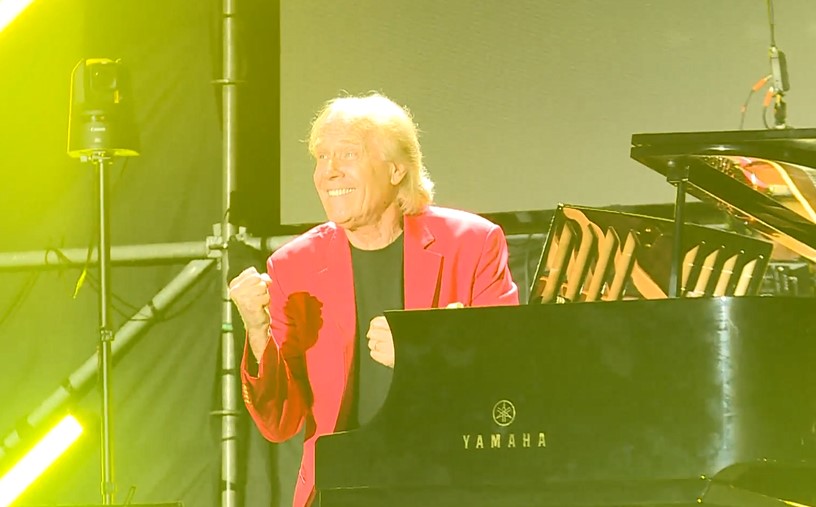 法國鋼琴家理查・克萊德門受邀演奏　竹北市長拉小提琴同台演出