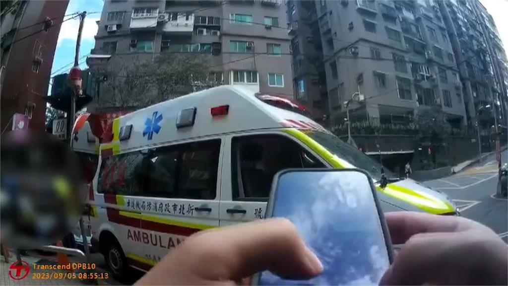 看不慣保全人緣好? 清潔員突爆走揮刀互砍 雙雙受刀傷送醫