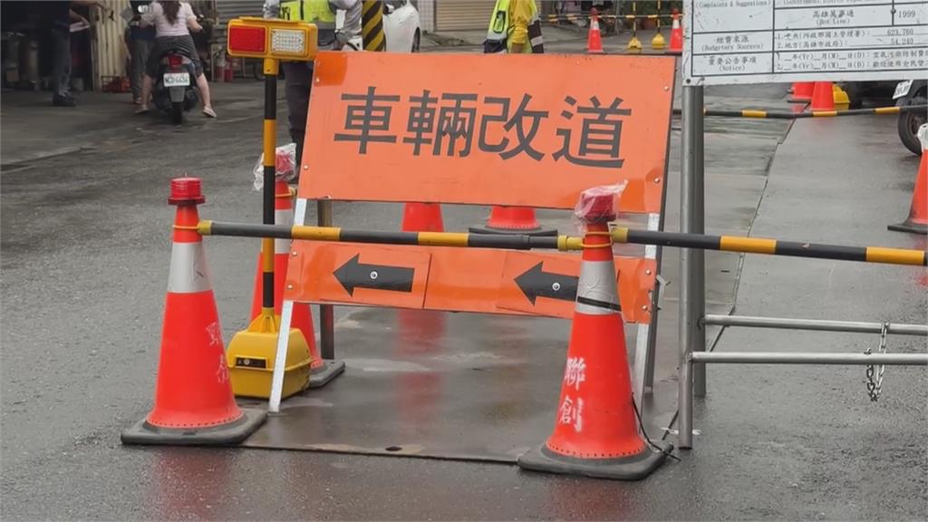 疑雨天視線不佳!轎車誤闖施工區卡坑洞