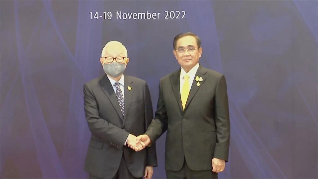 APEC經濟領袖會議　張忠謀右邊是李顯龍　左前方是「她」