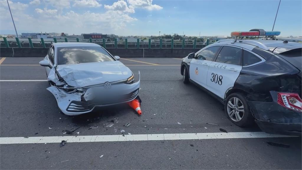 台78線大貨車爆胎自撞　後方轎車再撞警車釀2傷