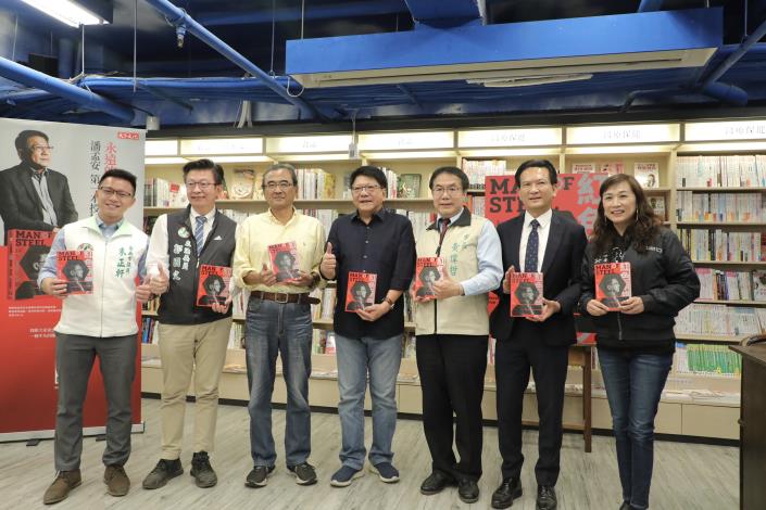 潘孟安台南辦簽書會 黃偉哲親贈「火鶴」祝新書大賣
