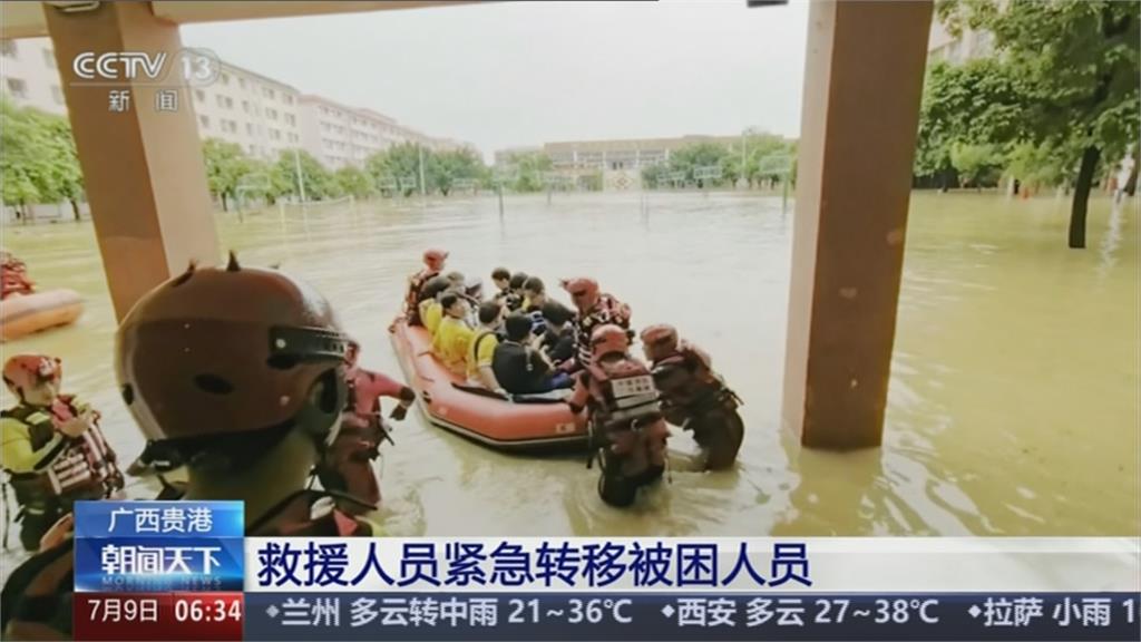 廣西暴雨成災上萬師生受困 搜救人員橡皮艇救援