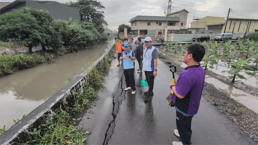宛如「吃路蛇」　高雄豪雨道路塌陷裂痕一百公尺