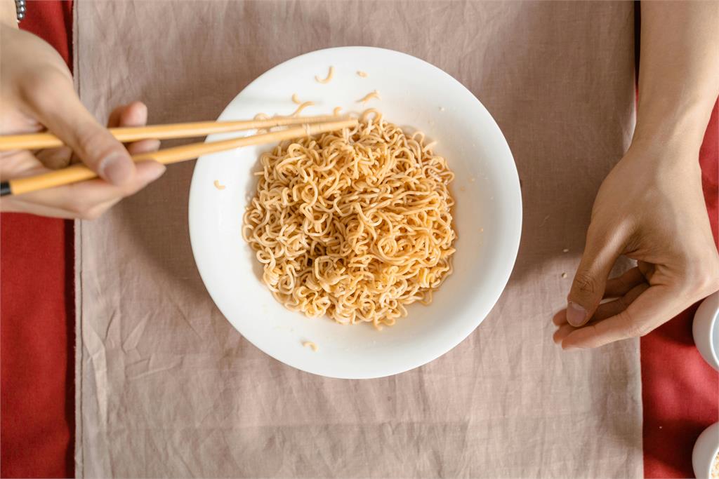 泡麵吃不完千萬別倒馬桶、水槽！日飯店示警「1真相」網：做錯好多年