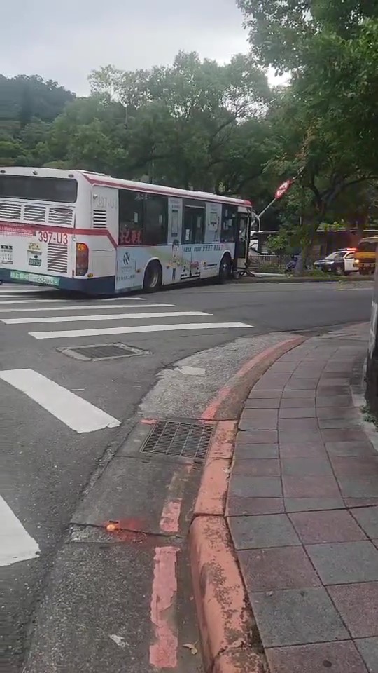 快新聞／北市士林中山幹線公車衝上分隔島　號誌桿整根撞歪慘狀曝