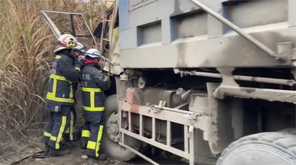 驚險！台中大吊車疑剎車失靈「倒退嚕」　苗栗大貨車、砂石車迎面相撞
