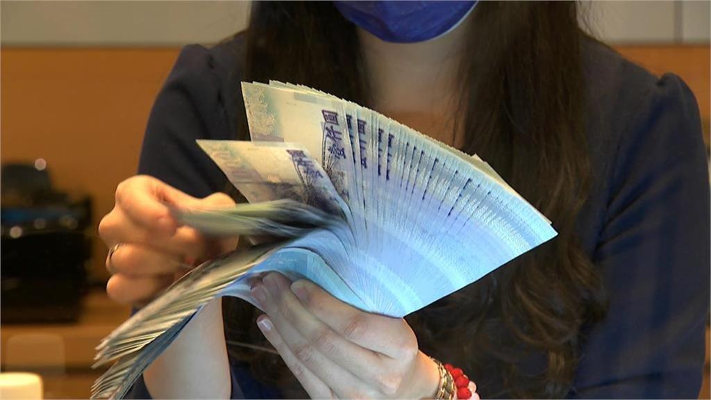 一早起床先刷存摺！政府發放「2津貼」已入帳　月底前「13筆錢」排隊等領