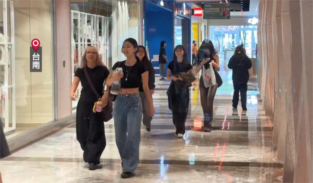 颱風假逛百貨？高雄百貨午後營業　門口人潮大排長龍.周邊道路塞車