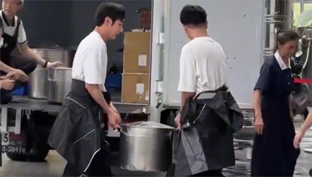 八炯被藍營嗆：花蓮災害你人在哪？PO救災照反擊「又遭酸擺拍」網超傻眼