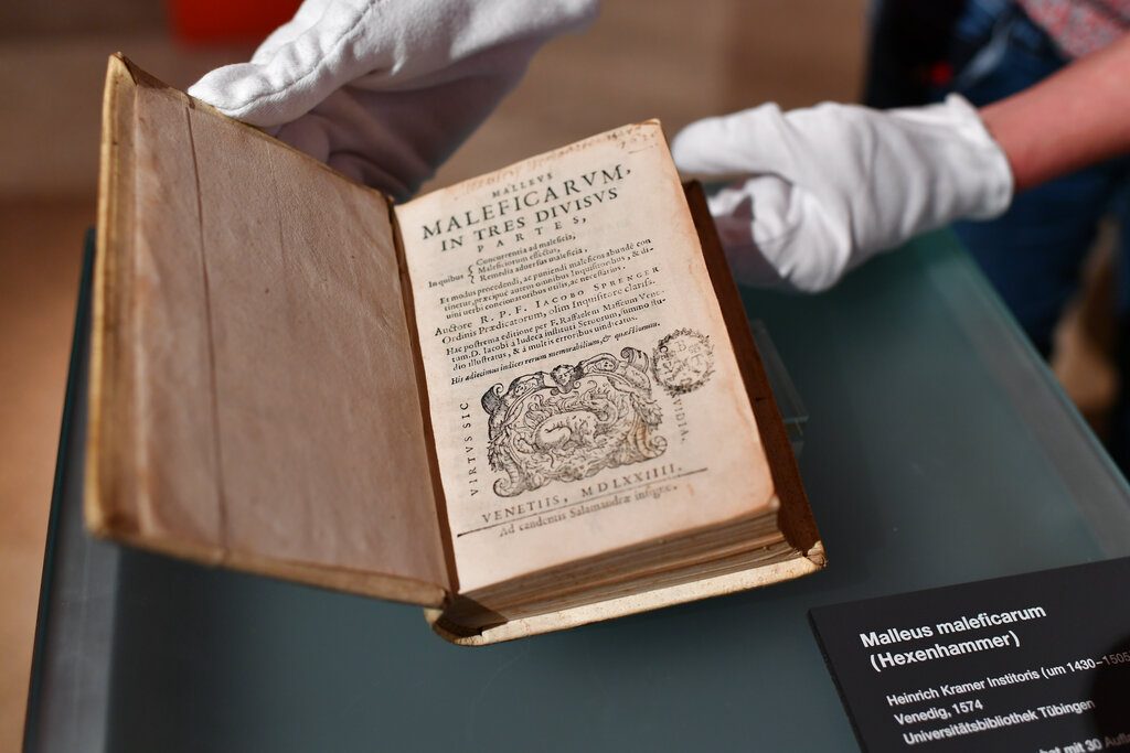 500年禁書再次現身！5萬人曾因「它」死亡　買主親揭驚悚內容