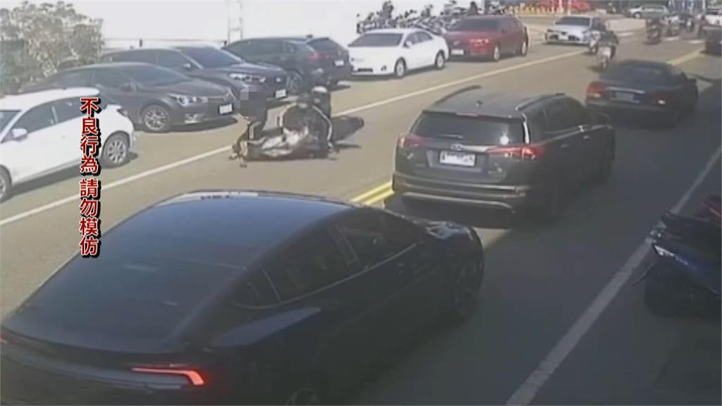 驚險！彰化男童「闖雙黃線」過馬路　騎士急煞「滑行10公尺」慘摔