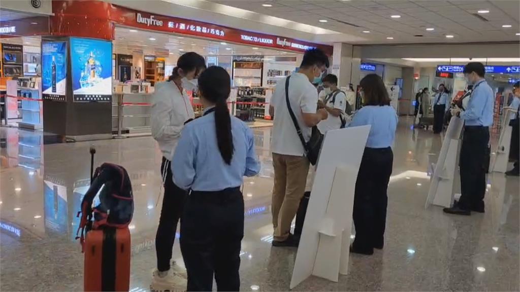 機場入境全面篩　旅客排隊等待PCR篩檢