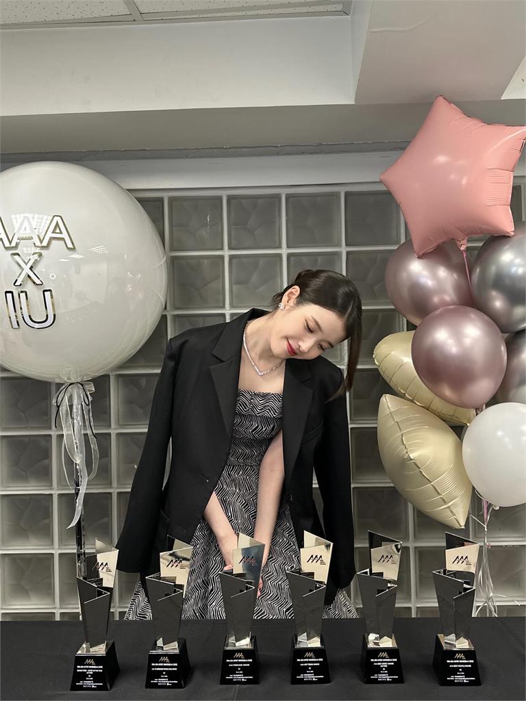 IU曬神顏對鏡拍吸逾7200人留言!台灣粉絲驚見「1亮點」急喊:跟我一樣