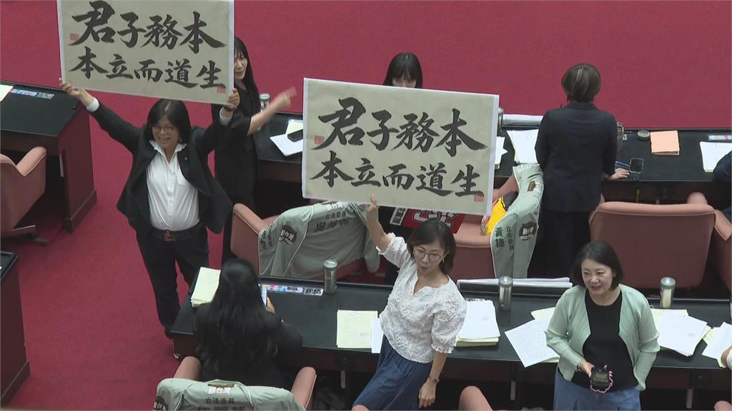 快新聞／大場面來了！韓國瑜喊「務本」傅崐萁手抱胸尬笑　綠委爆歡呼
