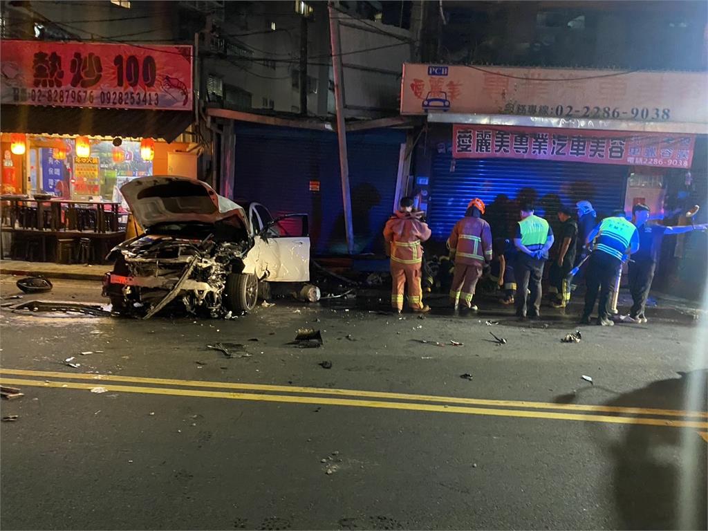 快新聞/ 三重深夜不平靜!賓士撞機車見警衝逃「自撞波及2行人」 駕駛棄車逃逸