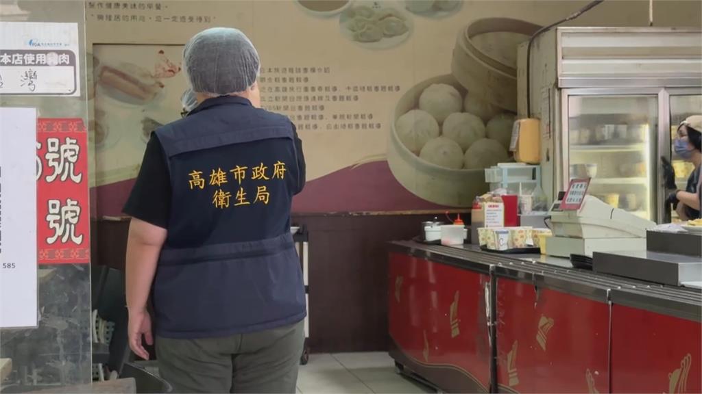 高雄早餐店多隻小強爬櫥櫃　飲料店喝到異物竟是這東西