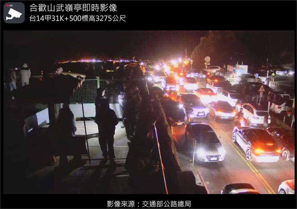 合歡山武嶺堵車突變「夜市」!「熱鬧景象流出」網歪樓:可惜不能擺攤