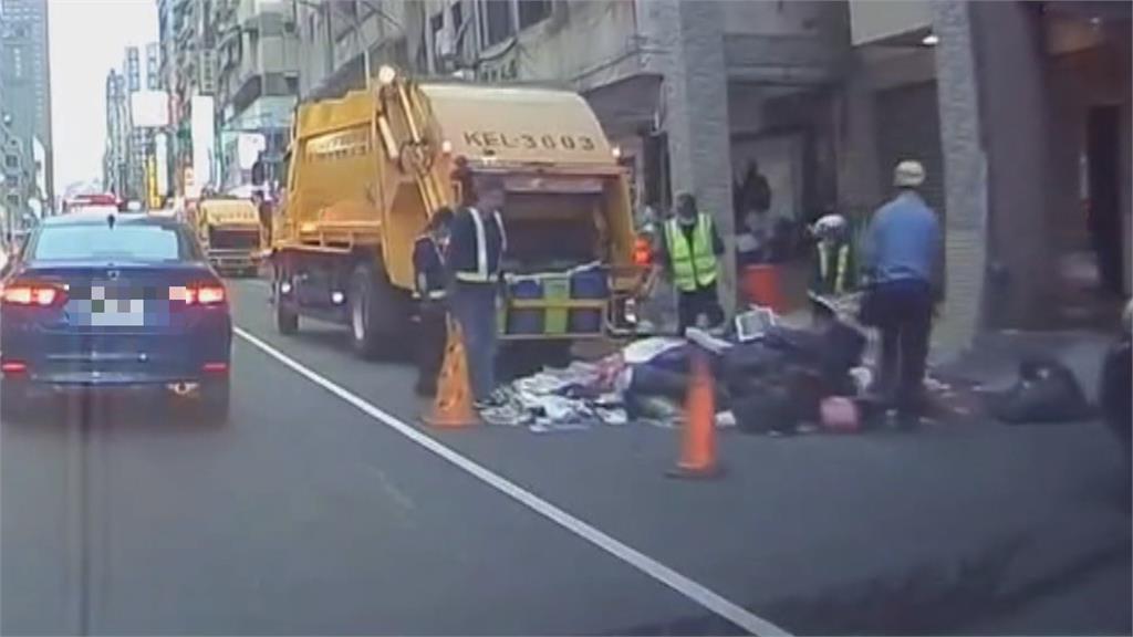 鋰電池丟進垃圾車　害垃圾車悶燒