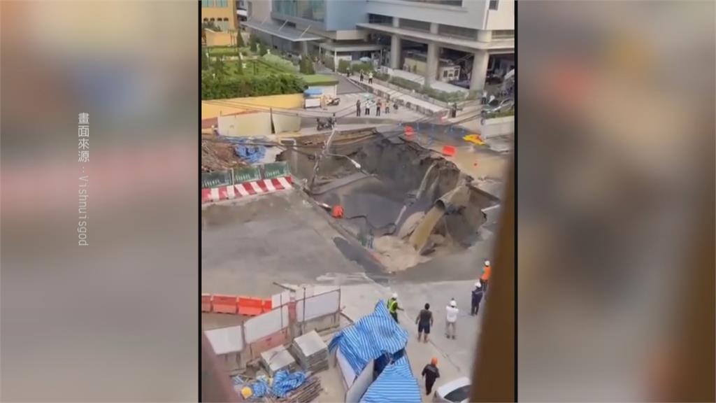 曼谷路面塌陷！現50公尺深天坑　吞沒車輛、水管爆裂