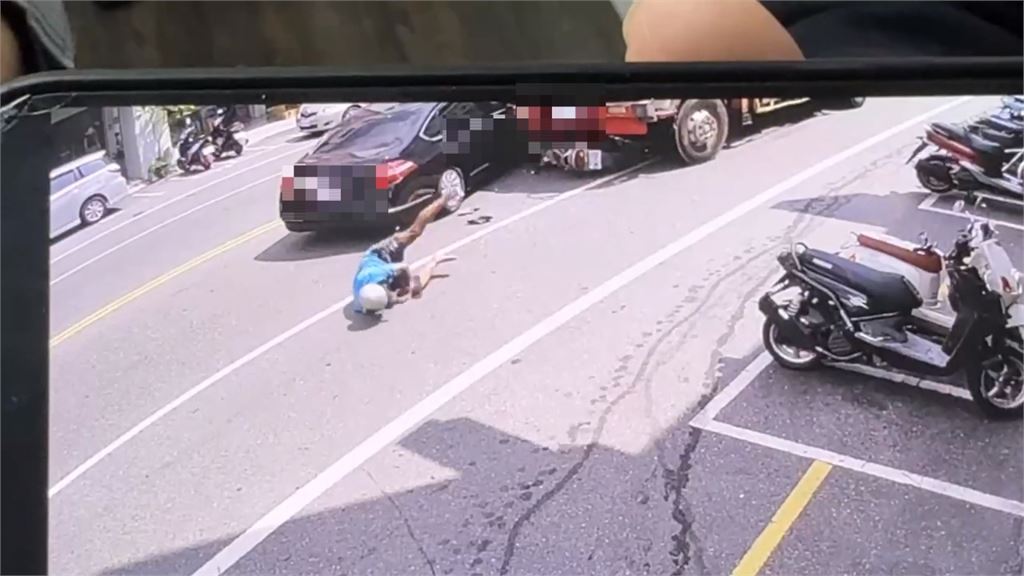悚！　大吊車逆向直撞　老騎士機警跳車　柯基犬＂底盤夠低＂從車下鑽出無傷