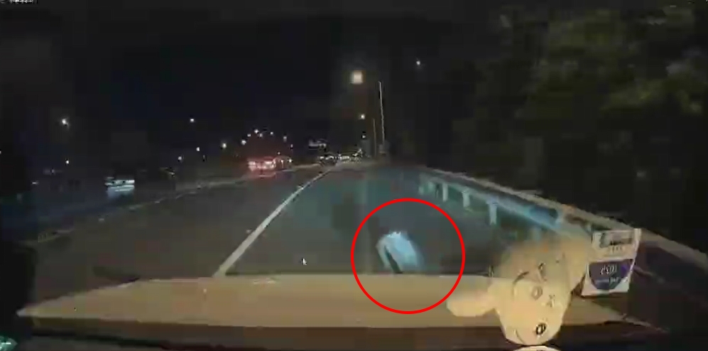 快新聞/飛來橫禍!國1輪胎突掉落砸車頭 疑「這台車」載運車輛肇事
