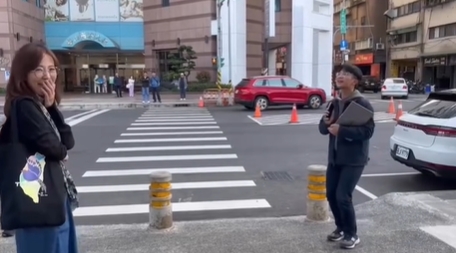經典片尾曲響起!郭昱晴「街頭被告白」掀回憶殺 摀臉羞喊:超可愛的啦