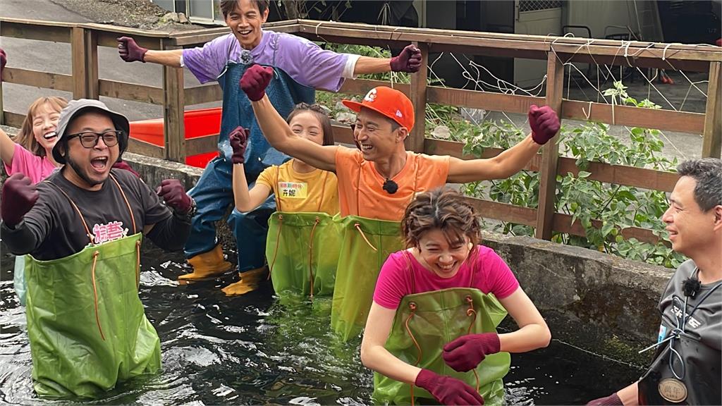 比賽抓鱘龍魚浩翔歪樓 廖苡喬共享「魚水之歡」好害羞