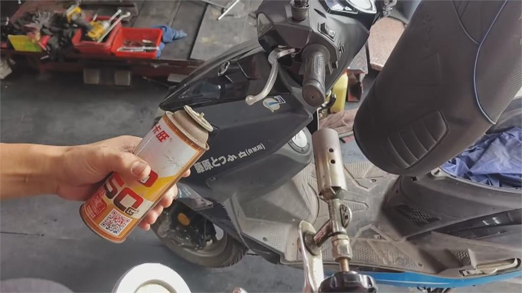 修復氧化車殼！　機車行噴槍「瞬間竄火」燒維修技師