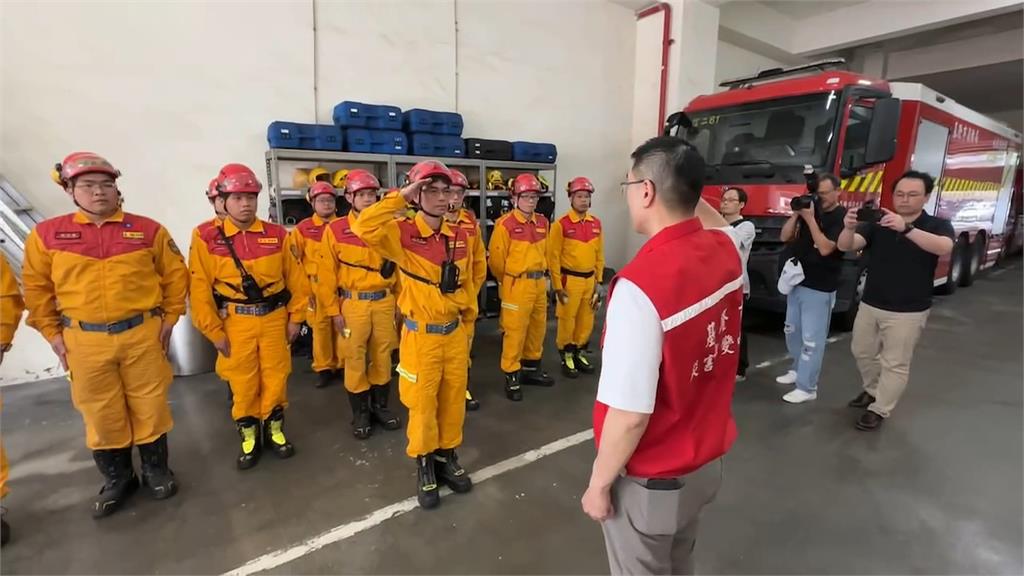基隆黃金地段「危老倒塌」 玻璃窗被撞破、磚瓦碎一地
