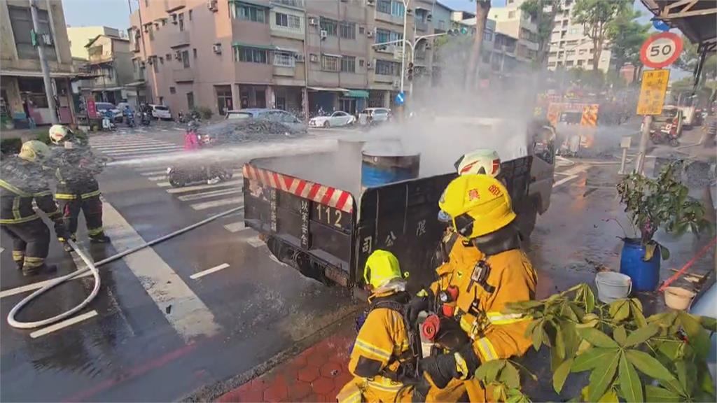 火燒車！貨車載１千公斤鋰電池　後車斗燒成火球