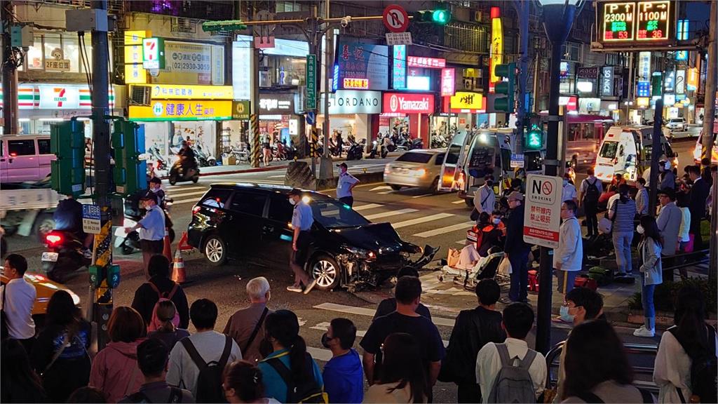 快新聞／萬芳醫院旁驚傳車禍「人像保齡球瓶四散」　疑客車轉彎未亮燈惹禍