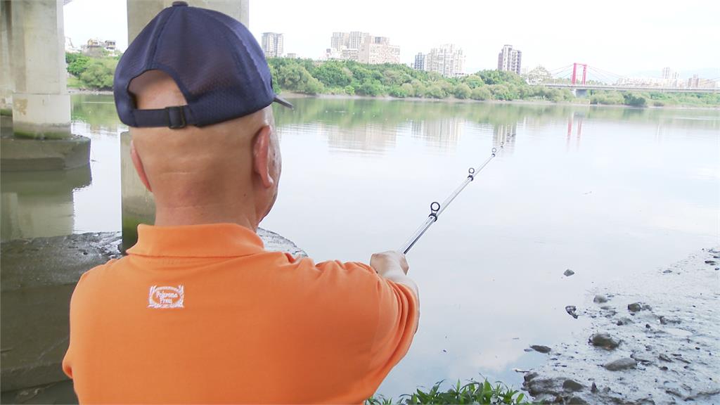 驚!七旬翁誤闖高架橋匝道 趴護欄邊稱「看釣客釣魚」