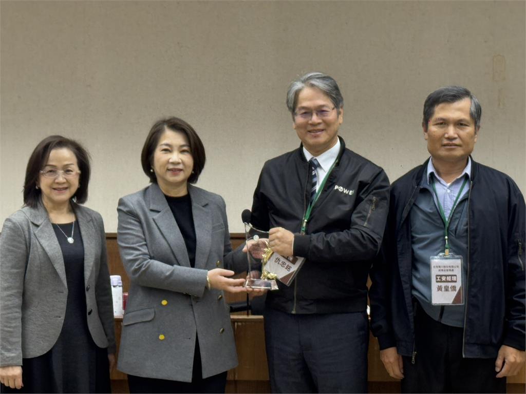 台電屏東區處獲「健康職場標竿獎」銀獎 屏東縣長周春米表揚