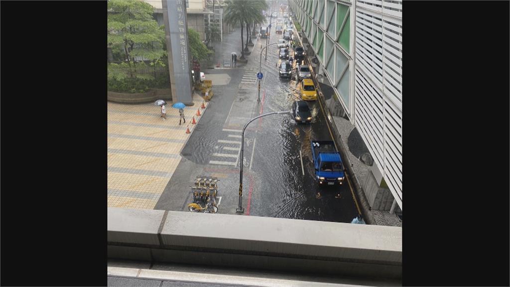 新北中永和遭雨彈狂襲　水深及膝路人寸步難行