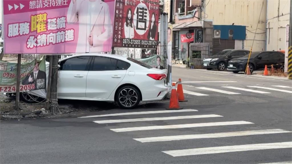 彰化永靖路口兩車對撞　白車滑行卡選舉看板下方