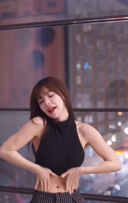 李多慧上身「綁1條就開跳」！雙面「大片肌肌」炸出驚豔全網